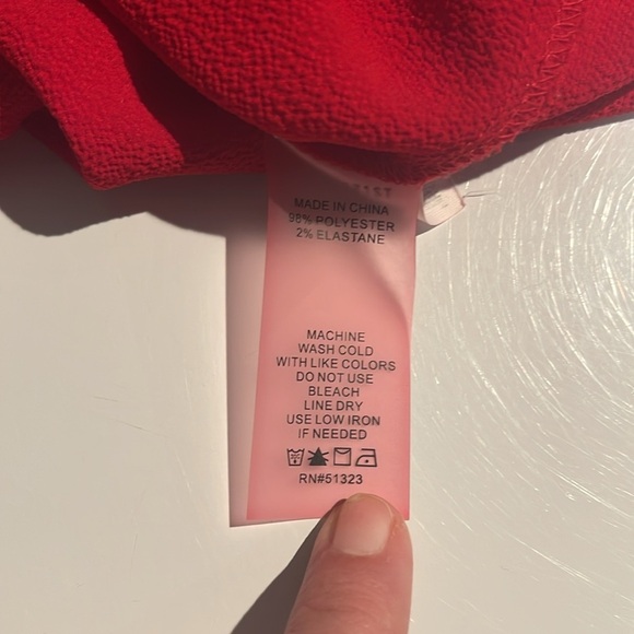 Red open shoulder Vince Camuto long sleeve blouse size medium women’s - Picture 5 of 5